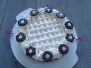 Slagroomtaart met raster en chocolade