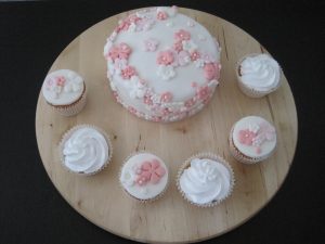 Bloemenpracht (aansnijtaart met cupcakes)