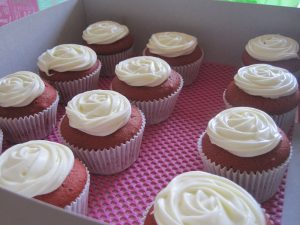 Red velvetcupcakes met een rozet van cream cheese frosting!