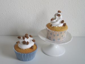 Vanille cupcakes met een toef van enchanted cream, koekspeculaaskruiden en kleine pepernootjes